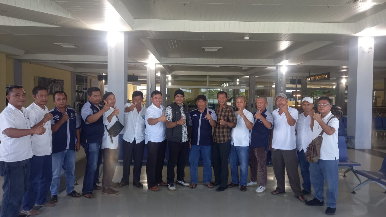 Ketua MTI Kepri, Syaiful mendengar keluh kesah para driver taksi di Kota Batam