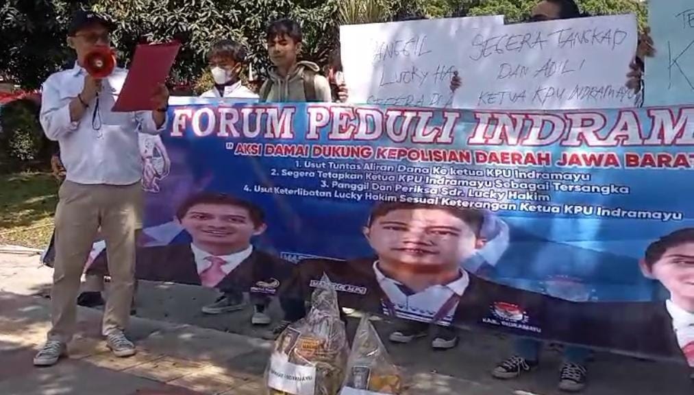 Photo Aksi Damai FPI di Polda Jabar