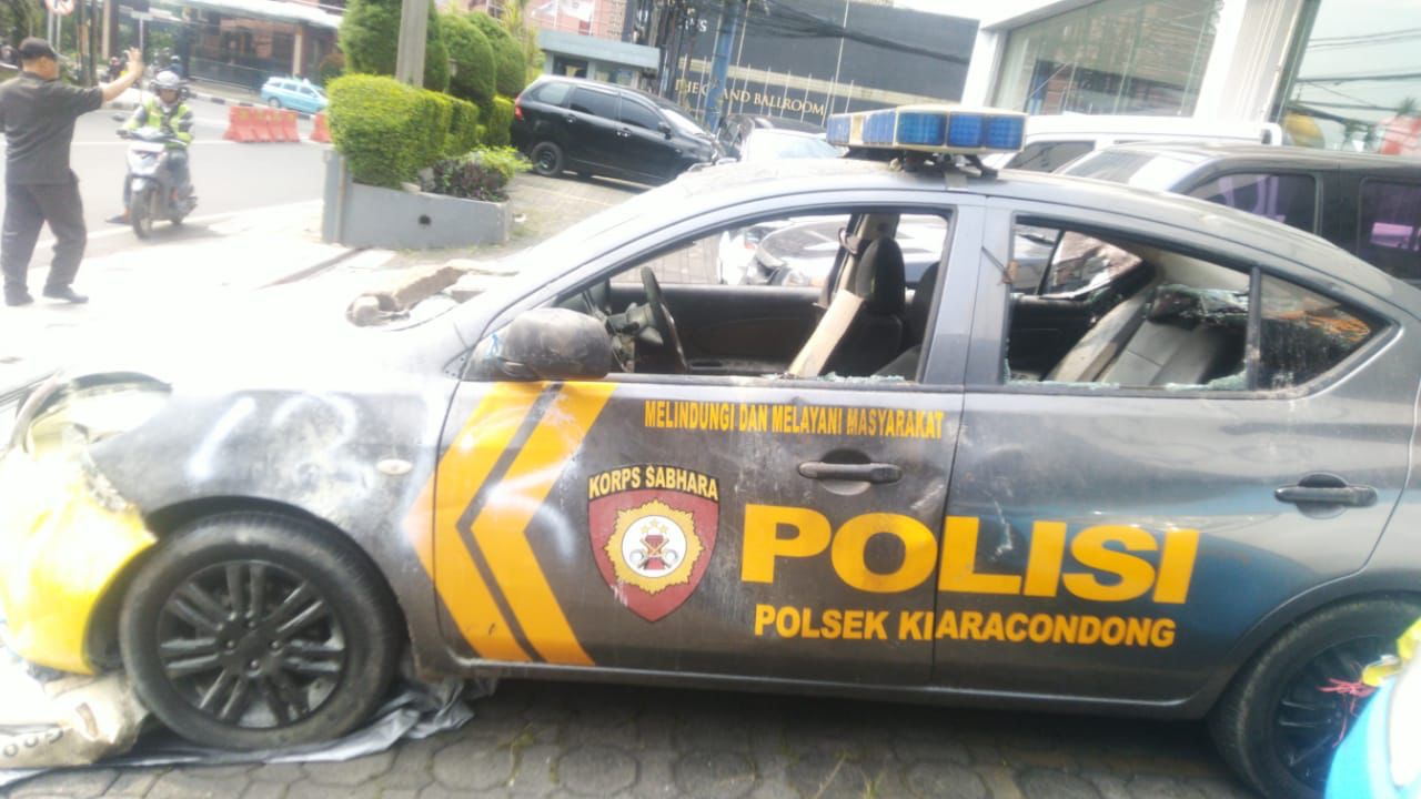 Mobil Patroli Polisi yang  di rusak oleh tersangka 