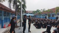 Anggota Stbrimob Polda Jabar saat Berikan Bimbingan kepada Pelajar SMK N1 Rancaekek