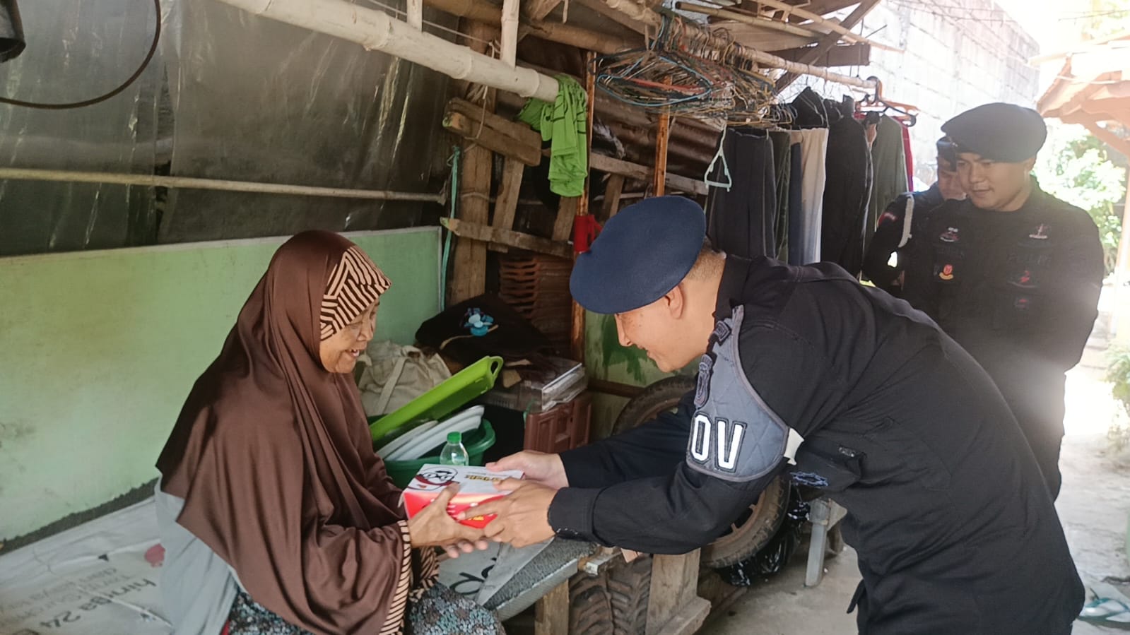 Jum'at Berkah Satbrimob Jabar, Hadirkan Senyum dan Kepedulian untuk Warga Jum'at Berkah Satbrimob Jabar, Hadirkan Senyum dan Kepedulian untuk Warga