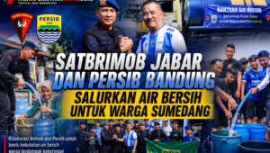 Satbrimob Jabar & Persib Bandung Salurkan Air Bersih Untuk Warga Sumedang