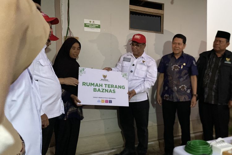 Puluhan Tahun Hidup dalam Gelap, Warga Terpencil di Indramayu Kini Nikmati Terang Listrik