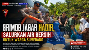 Brimob Jabar Hadir, Salurkan Air Bersih Untuk Warga Sumedang