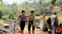 Hari ke 15 Tim SAR Brimob Jabar Bantu Pengecoran Pondasi Jembatan di Majalengka