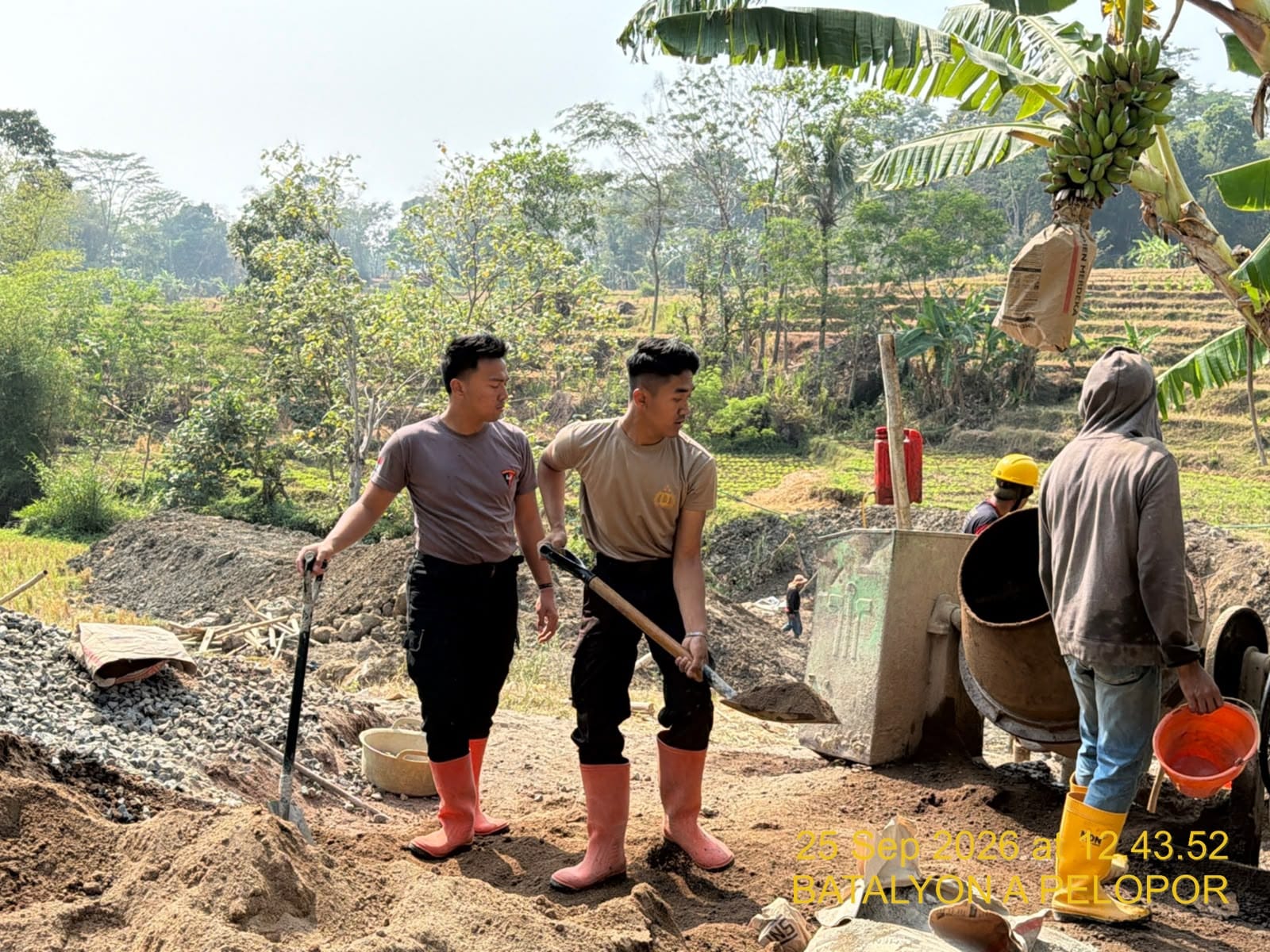 Hari ke 15 Tim SAR Brimob Jabar Bantu Pengecoran Pondasi Jembatan di Majalengka