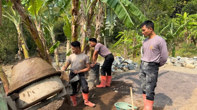 Hari ke 16 Tim SAR Brimob Jabar Bantu Pengecoran Pondasi Jembatan di Majalengka