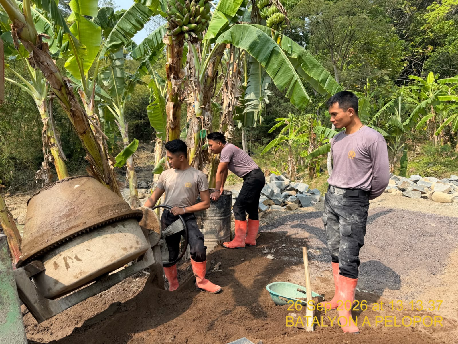 Hari ke 16 Tim SAR Brimob Jabar Bantu Pengecoran Pondasi Jembatan di Majalengka Hari ke 16 Tim SAR Brimob Jabar Bantu Pengecoran Pondasi Jembatan di Majalengka