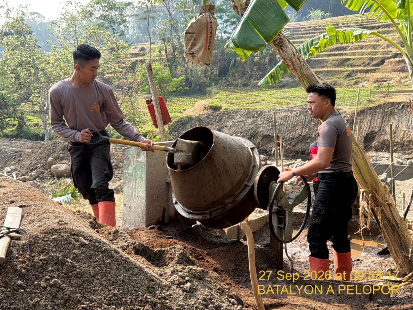 Hari Ke-17, Tim SAR Brimob Jabar Terus Dukung Pembangunan Jembatan Merah Putih