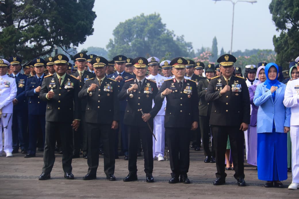 Dansat Brimob Jabar Ikuti Ziarah Nasional Dalam Rangkaian Peringatan HUT TNI Ke - 81