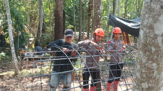 Hari Ke - 5, Tim SAR Brimob Jabar Terus Bantu Pembangunan Jembatan Merah Putih Lemahsugih