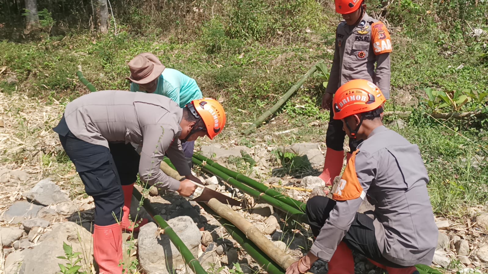 Semangat Brimob Jabar Tak Surut di Hari Ke - 6, Pembangunan Jembatan Merah Putih Terus Berlanjut di Majalengka Semangat Brimob Jabar Tak Surut di Hari Ke - 6, Pembangunan Jembatan Merah Putih Terus Berlanjut di Majalengka