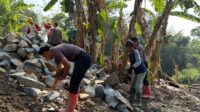 Hari Ke-18, Tim SAR Brimob Jabar Gotong Royong Bangun Jembatan Merah Putih