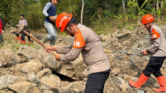 Hari Ke-9 Tim SAR Brimob Jabar Bangun Jembatan Merah Putih di Majalengka