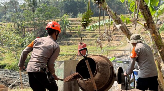 Hari Ke-10, Tim SAR Brimob Jabar Terus Bersemangat Bangun Jembatan Merah Putih di Majalengka