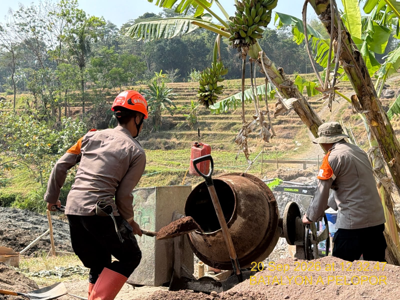 Hari Ke-10, Tim SAR Brimob Jabar Terus Bersemangat Bangun Jembatan Merah Putih di Majalengka Hari Ke-10, Tim SAR Brimob Jabar Terus Bersemangat Bangun Jembatan Merah Putih di Majalengka