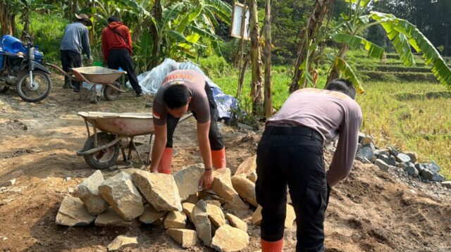 Tim SAR Brimob Jabar Terus Bantu Pembangunan Jembatan Merah Putih Majalengka