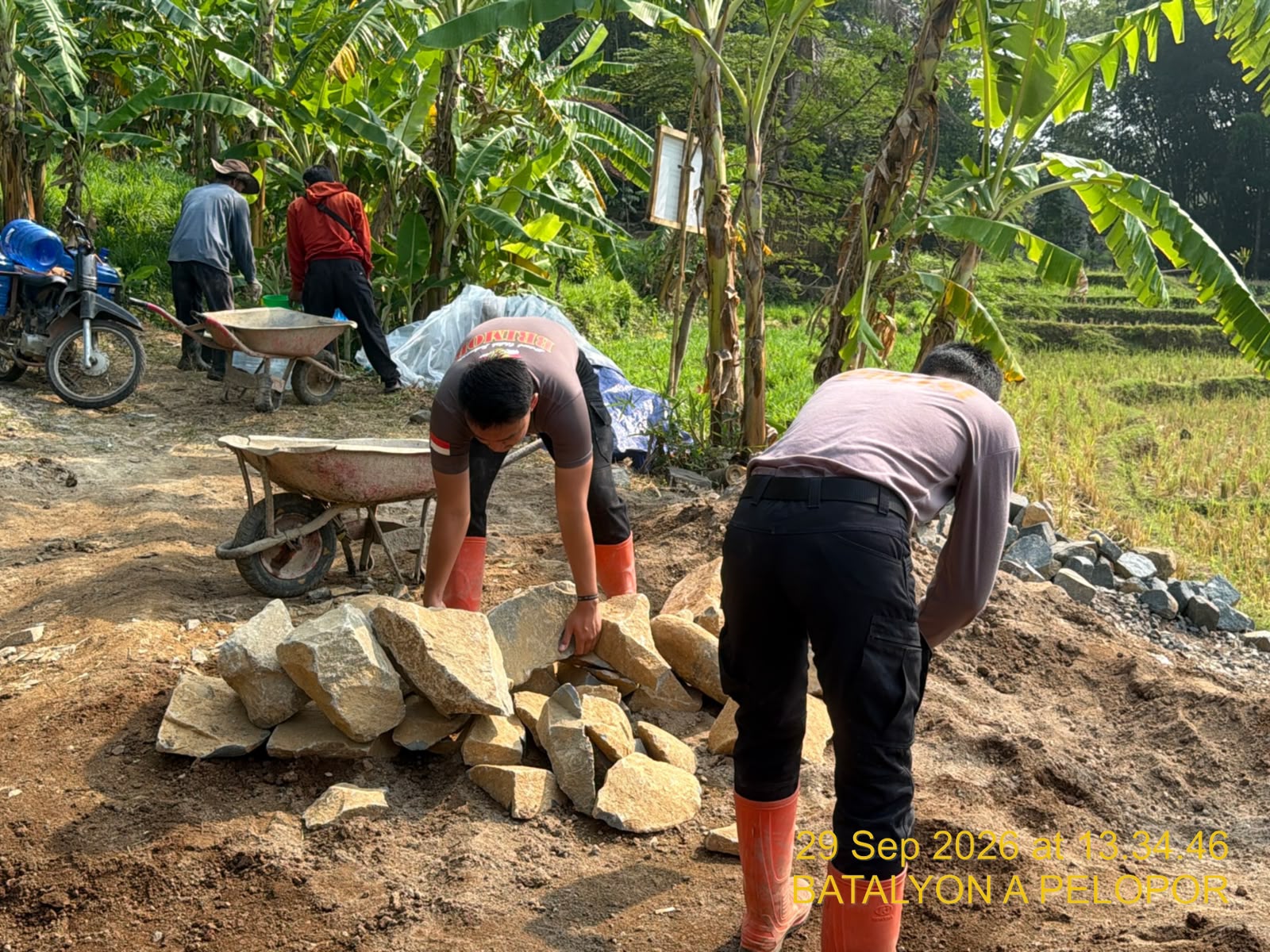 Tim SAR Brimob Jabar Terus Bantu Pembangunan Jembatan Merah Putih Majalengka