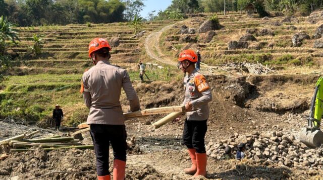 Hari Ke-11, Semangat Pengabdian Tak Surut, Tim SAR Brimob Jabar Bantu Pengecoran Pondasi Jembatan Lemahsugih