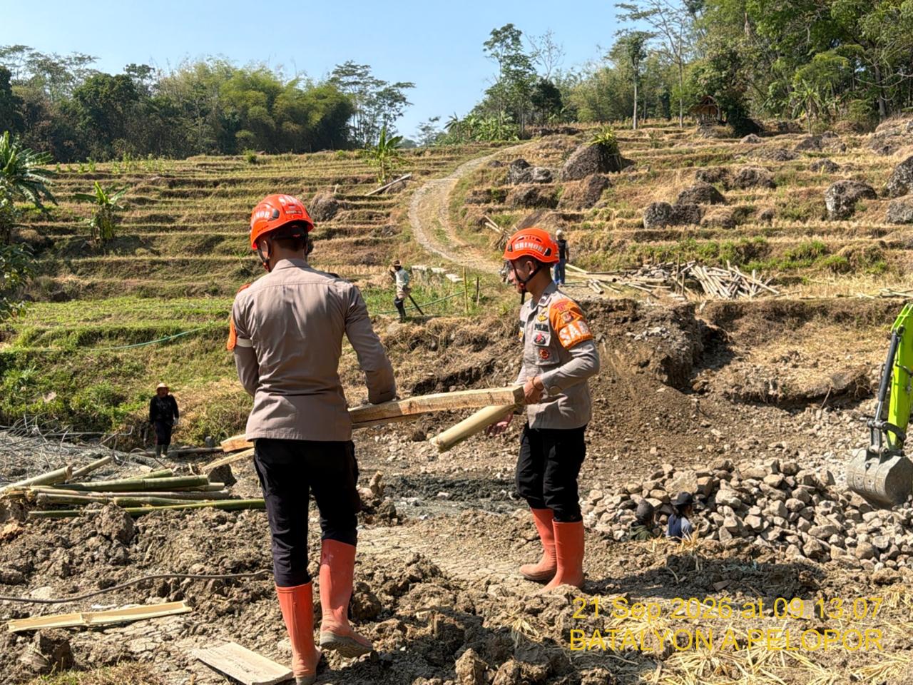Hari Ke-11, Semangat Pengabdian Tak Surut, Tim SAR Brimob Jabar Bantu Pengecoran Pondasi Jembatan Lemahsugih