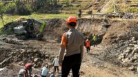 Hari ke 12 Tim SAR Brimob Jabar Bantu Pengecoran Pondasi Jembatan di Majalengka