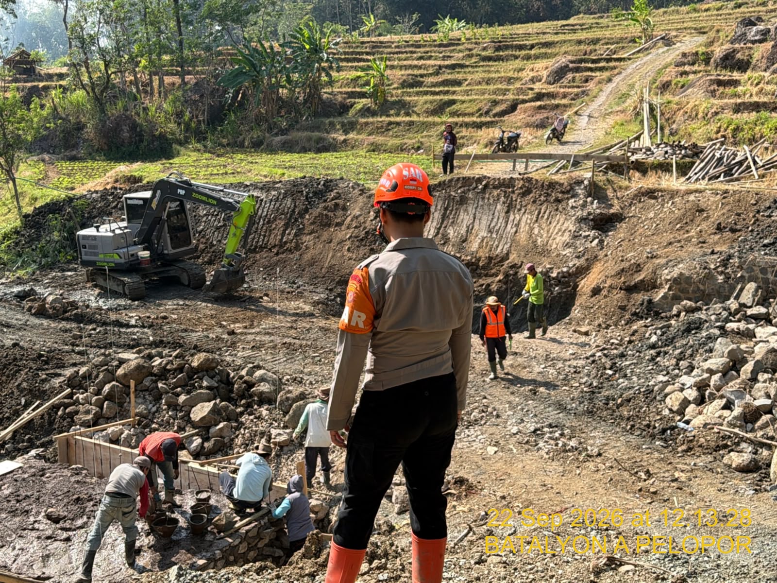 Hari ke 12 Tim SAR Brimob Jabar Bantu Pengecoran Pondasi Jembatan di Majalengka Hari ke 12 Tim SAR Brimob Jabar Bantu Pengecoran Pondasi Jembatan di Majalengka