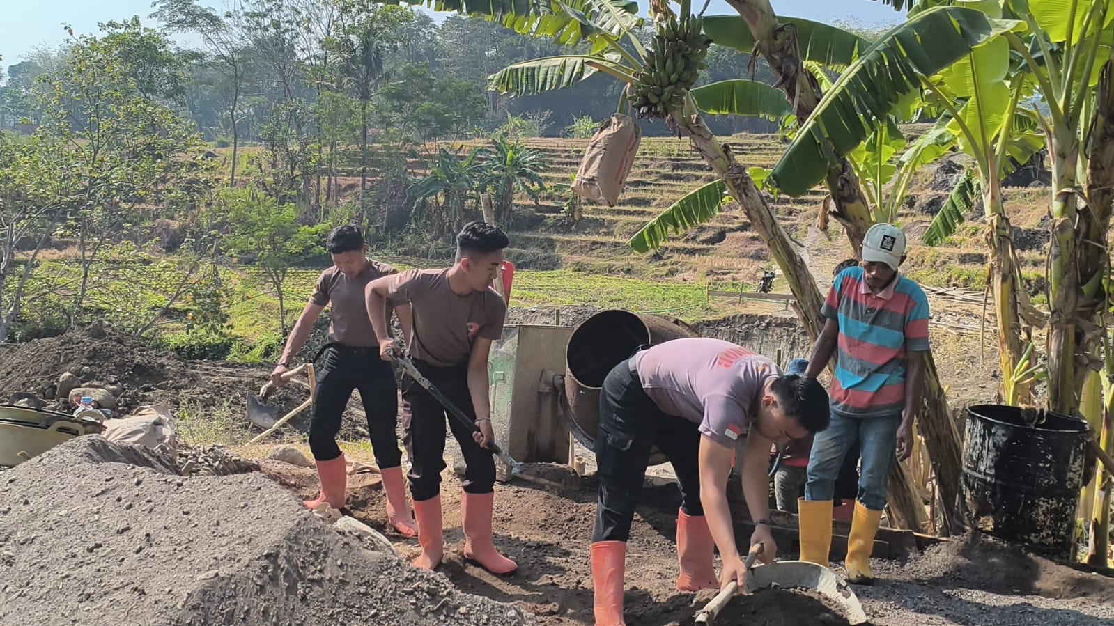 Hari ke 14 Tim SAR Brimob Jabar Pada Pembangunan Jembatan di Majalengka