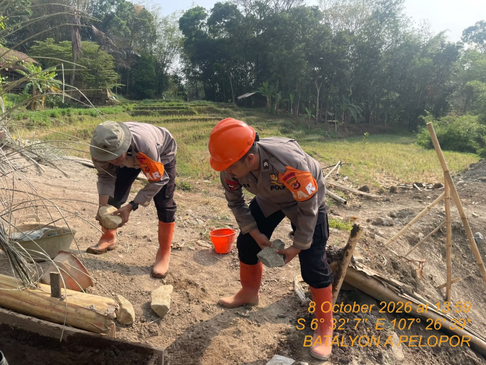 Hari ke 28 Tim SAR Brimob Jabar Dalam Pembangunan Jembatan di Majalengka
