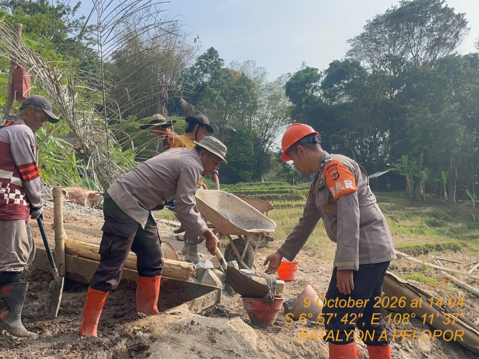 Hari ke 29 Tim SAR Brimob Jabar Dalam Pembangunan Jembatan di Majalengka Hari ke 29 Tim SAR Brimob Jabar Dalam Pembangunan Jembatan di Majalengka
