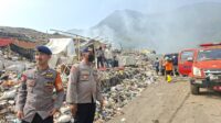 Tim SAR Brimob Jabar Sigap Padamkan Titik Api di TPA Pasir Bajing Garut