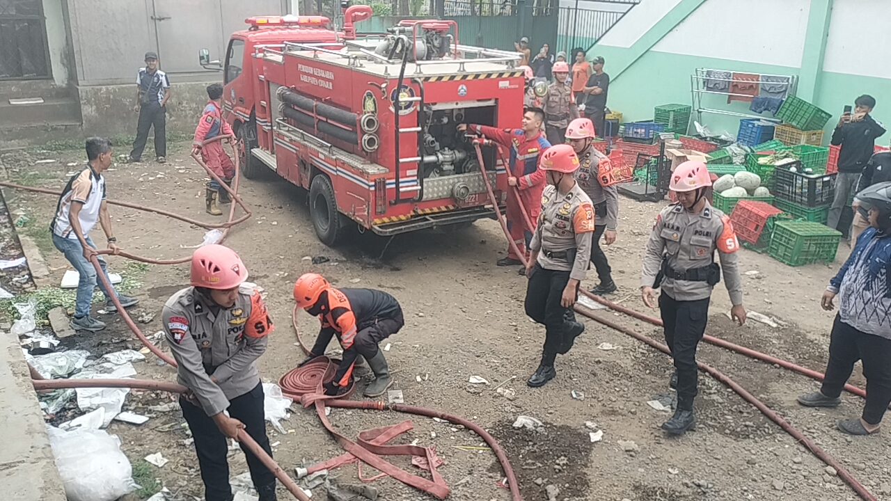 SAR Brimob Jabar Bergerak Cepat Padamkan Kebakaran di Pasar Cigombong Cianjur