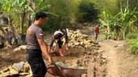 Hari Ke-20, Tim SAR Brimob Jabar Terus Bantu Pembangunan Jembatan Merah Putih Majalengka