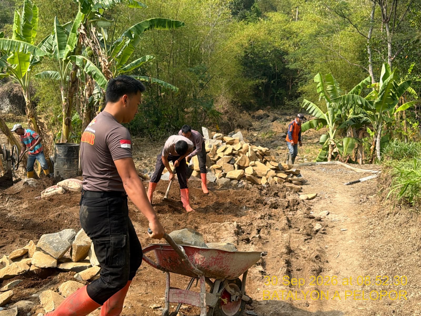 Hari Ke-20, Tim SAR Brimob Jabar Terus Bantu Pembangunan Jembatan Merah Putih Majalengka
