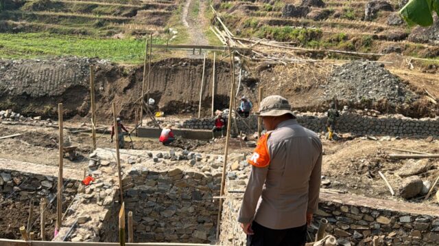 Tim SAR Brimob Jabar Dalam Pembangunan Jembatan Merah Putih Di Majalengka