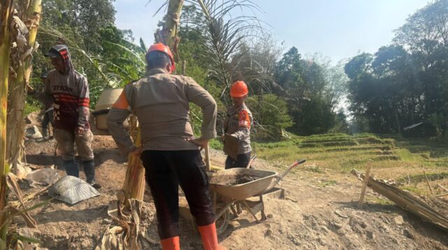 Hari ke 25 Tim SAR Brimob Jabar Masih Semangat Membantu Pengecoran Pondasi Jembatan di Majalengka