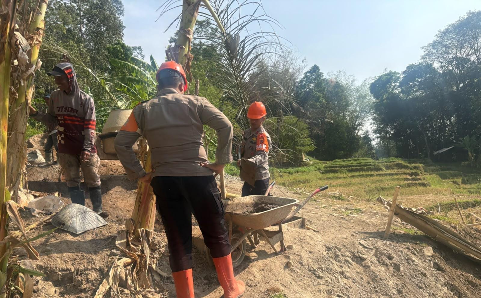 Hari ke 25 Tim SAR Brimob Jabar Masih Semangat Membantu Pengecoran Pondasi Jembatan di Majalengka